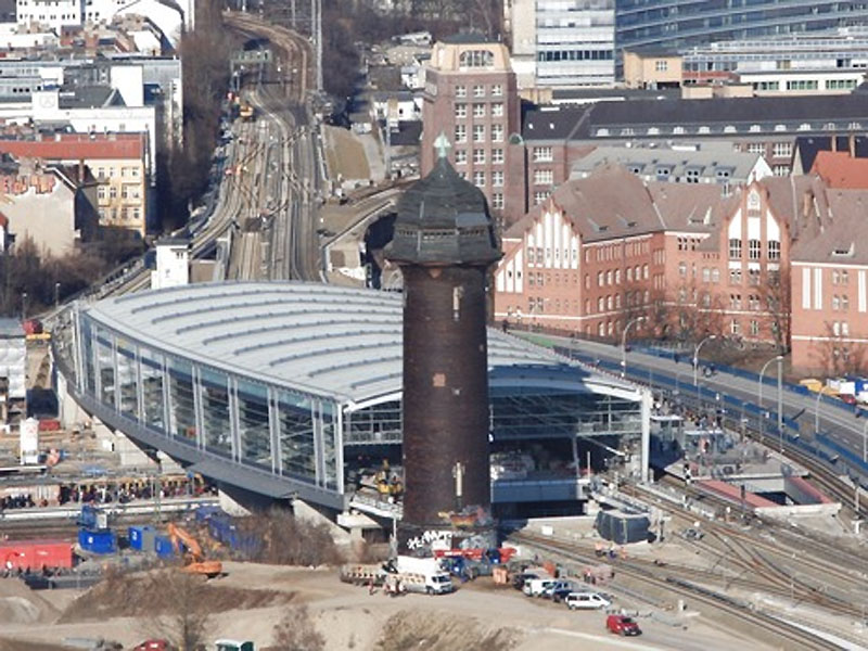 Das Wahrzeichen des S-Bahnhofs Ostkreuz der Wasserturm Foto Wikipedia