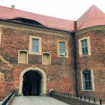 Statt über eine Zugbrücke führt der Weg auf den Burghof heute über eine Ziegelsteinbrücke und durch das Torhaus im Süden der Burganlage ©Petra Gütte