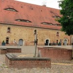 Im Vordergrund der Brunnen und dahinter das Salzmagazin. Es wurde im 16.Jh. als Speicher für Schüttgut $ Salz, Korn) errichtet. ©Petra Gütte
