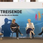Marc-Thomas Bock, stellvertretender Schulleiter, Petra Kirschstein, Lehrerin, Kornelia Haugg, Leiterin der Abteilung „Berufliche Bildung: Lebenslanges Lernen“ im Bundesministerium für Bildung und Forschung, und Saskia Mißner, Schülerin, beim Pressegespräch zur Jugendaktion „Zeitreisende – Entdeckt die Berufe im Wandel“ in der Anna-Seghers-Schule in Berlin-Adlershof (v.l.n.r.). © BMBF/Wissenschaftsjahr 2018