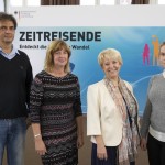 Marc-Thomas Bock, stellvertretender Schulleiter, Petra Kirschstein, Lehrerin, Kornelia Haugg, Leiterin der Abteilung „Berufliche Bildung: Lebenslanges Lernen“ im Bundesministerium für Bildung und Forschung, und Saskia Mißner, Schülerin, beim Pressegespräch zur Jugendaktion „Zeitreisende – Entdeckt die Berufe im Wandel“ in der Anna-Seghers-Schule in Berlin-Adlershof (v.l.n.r.). © BMBF/Wissenschaftsjahr 2018