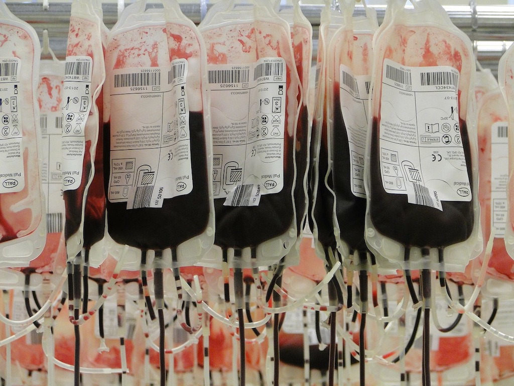 Blutspende hängt am Tropf. CC0 via pixabay.com