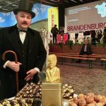 Fontane lebend (links) und als Büste aus vergoldeter Schokolade ©Oliver Numrich