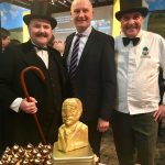 MP Woike mit Fontane-Darsteller und Becker Plentz sowie Schokoladen-Fontane in Gold ©naschkater-com