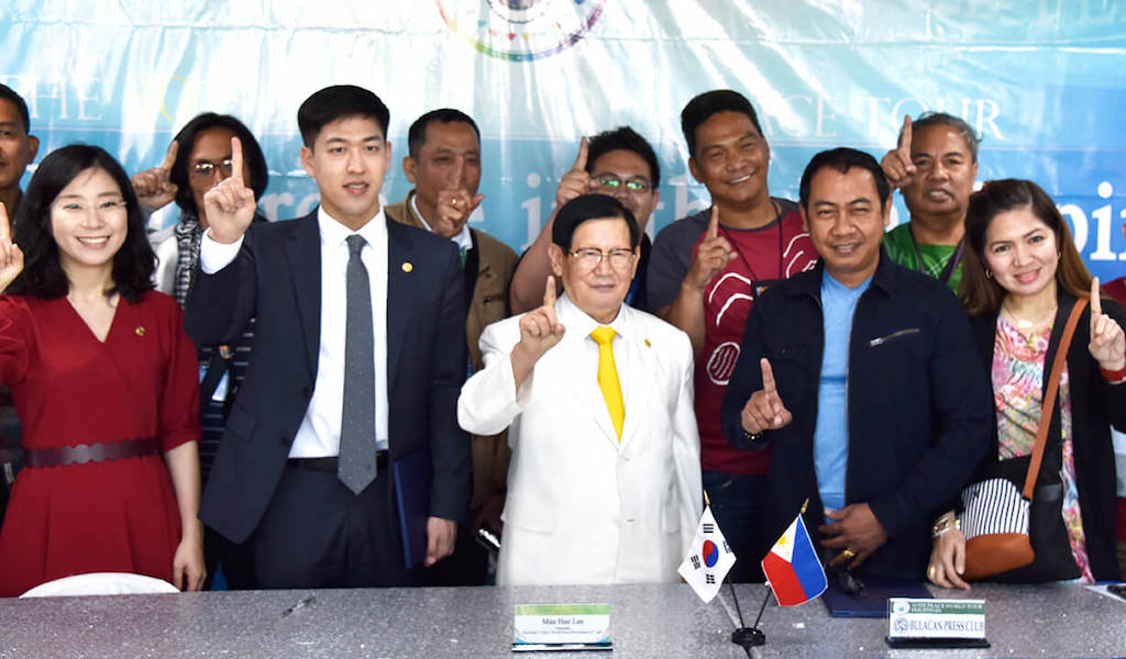 1. Bulacan Press Club and HWPL MOU signing event commenmorative photo