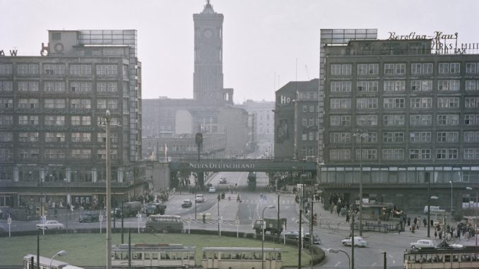 Thomas_Billhardt: Alexanderplatz Berlin 1961