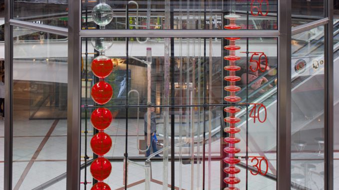 Visualisierung Uhr der fließenden Zeit mit rotgefärbtem Wasser im Europa-Center_Foto Europa-Center-1