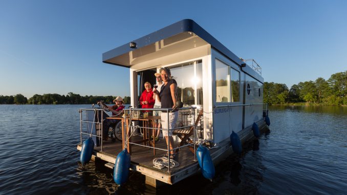 Unterwegs mit dem barrierefreien Hausboot von Kunhle Tours im Dahme-Seenland, Bildnachweise: TMB-Fotoarchiv/©Yorck Maecke/Kuhnle-Tours Zeuthen