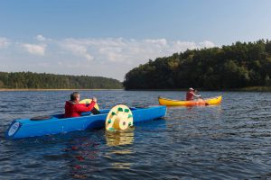 In einem barrierefreien und kippsicheren Kanu gleitet Jörg Tuemmel über den Wutzsee bei Lindow. Bildnachweis: TMB-Fotoarchiv/Yorck Maecke