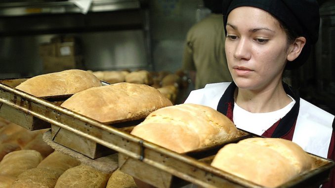 baker-858401_1280 ©CC0 via pixabay junge Bäckerin