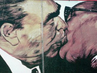 Sozialistisches Bruderkuss, festgehalten an der Berliner Mauer. Bildrechte: CC0 via pixabay.com
