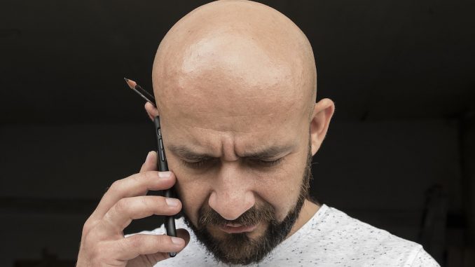 Glatzenmann am Handy ©CC0 via pixabay.com