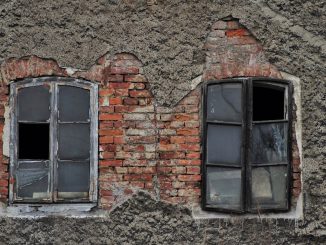 Kaputte Hauswand mit zwei Fenstern. Bildnachweis: CC0 via pixabay.com