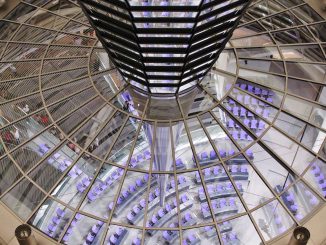 Blick von der Reichstagskuppel in den leeren Plenarsaal des Bundestags. Bildnachweis: CC0 via pixabay.com