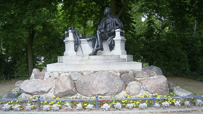 Fontanedenkmal in Neuruppin. Claus-Joachim Dickow [CC BY-SA 3.0 (https://creativecommons.org/licenses/by-sa/3.0)]