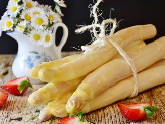 Frischer weißer Spargel, frühlingshaft dekoriert. Bildnachweis: CC0 via pixabay.com