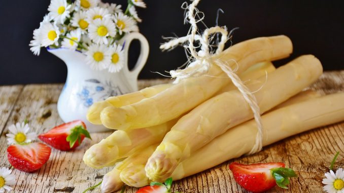 Frischer weißer Spargel, frühlingshaft dekoriert. Bildnachweis: CC0 via pixabay.com