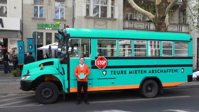 Hamid Djadda vor dem Wohnbus