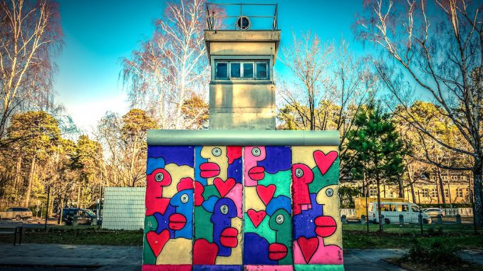 Berliner Mauer mit Grenzhäuschen. Bildnachweis: CC0 via pixabay.com