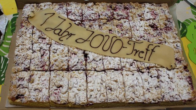 2019_07_23_Vonovia_Johanniter_1JahrJOVOTreff_02 Torte von den Johannitern: "Ein Jahr Jovo-Treff"