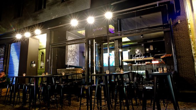 Emi Eynehouse-Bar in Berlin-Mitte von außen. ©Emi Eynehouse-Bar