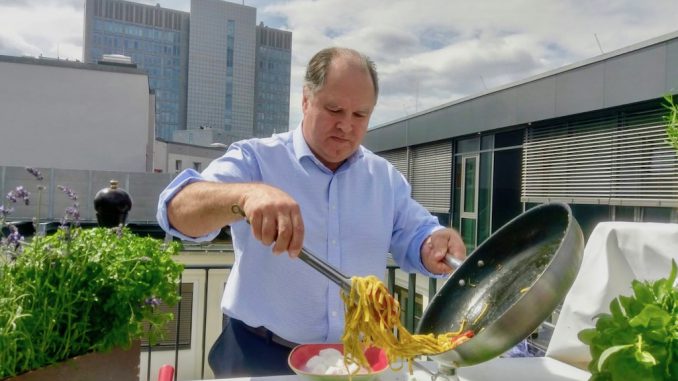FTI Group Managing Director und Firmengründer Dietmar Gunz bereitet das Journalisten-Catering vor ©pegü