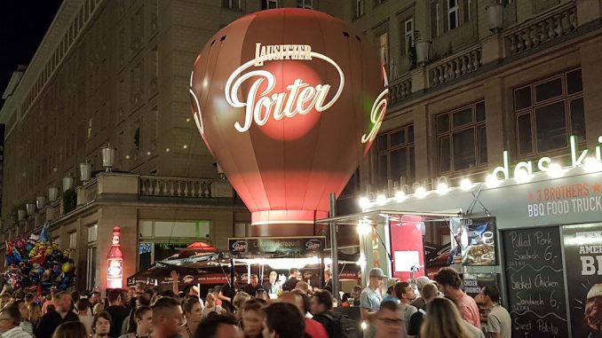 Porter Ballon auf der Biermeile Berlin Porter Ballon auf der Biermeile Berlin