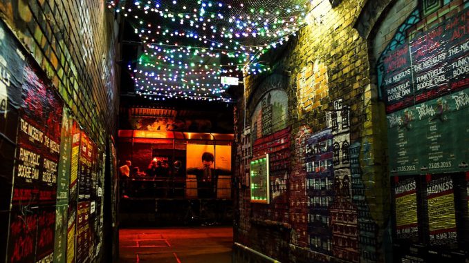 berlin-2195416_1280 Plakate werden in Berlin oft einfach "Wild" an Hauswände geklebt... / BIldnachweis: CC0 via pixabay.com