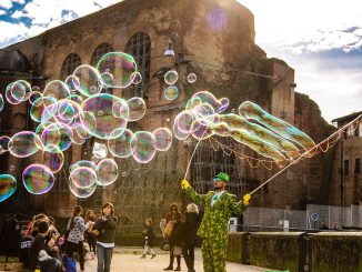 Berlin lacht: Straßentheater. CC0 via pixabay.com