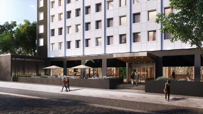 AC Hotel Berlin Wer war Alexander von Humboldt? Alexander von Humboldt, der preußische Adlige, der adligen Dünkel verachtete, wurde 1769 in Berlin geboren. Seine unbändiger Forscher- und Entdeckerlust trieb ihn in die weite Welt hinaus. Er kämpfte sich durch den Dschungel des Amazonas, maß die Temperatur von Meeresströmungen und bestimmte die Bläue des Himmels, er bestieg Berge und Vulkane und gilt als zweiter Entdecker Südamerikas. In diesem Jahr wäre der Wissenschaftler, Weltbürger und Entdecker 250 Jahre alt geworden. Zum Jubiläum gibt es in Berlin zahlreiche Veranstaltungen um den Universalgelehrten zu würdigen. Im Berliner Boutique-Hotel findet man zahlreiche Reminiszenzen an Alexander von Humboldt: Das Vier-Sterne Hotel glänzt mit elegantem, stylischen, urbanen Design in soften Farben und Naturtönen. Highlights sind ausgewählte Kunstwerke und Globetrotter Accessoires seiner Abenteuerreisen. Eine eindrucksvolle Lichtinstallation über der Bar erinnert an Humboldts unvollendetes fünfbändiges Werk „Kosmos – Entwurf einer physischen Weltbeschreibung“.