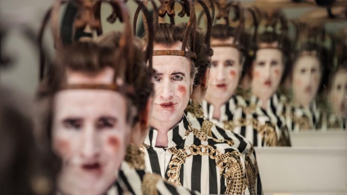 die bajadere Des Kaisers neue Kleider - Musiktheater von Kay Dietrich nach dem Märchen von H. C. Andersen im Atze Musiktheater. Bildnachweis: ©Jörg Metzner