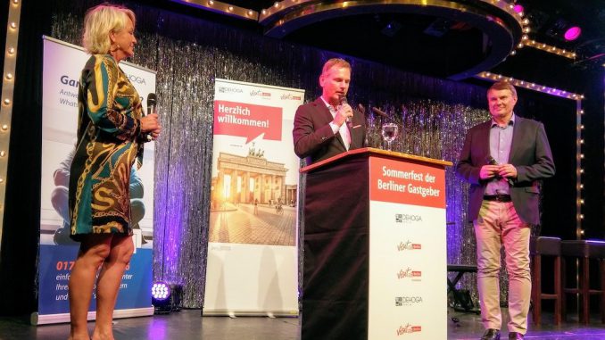 IMAG1767 Statt offizieller Reden hatten die Organisatoren ein Bühnengespräch mit DEHOGA Berlin-Präsident Christian Andresen und Visit Berlin-Geschäftsführer Burkhard Kicker, moderiert von Ulla Kock am Brink, vorbereitet. /©pegü