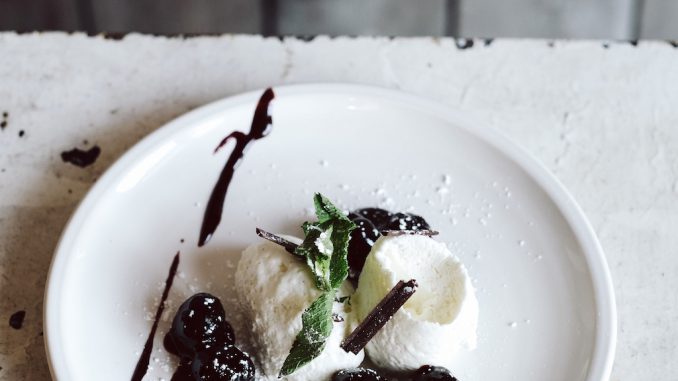 Ricotta-Schaum mit lauwarmen Ramazotti-Brombeeren, Bitterschokolade mit Meersalz / Foto: ©Fabrik 23