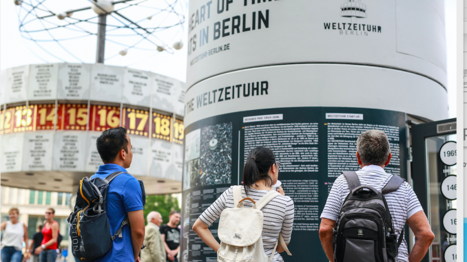 Erste Besucher am neuen Infopavillon an der Weltzeituhr informieren sich über die Geschichte und Funktion des Berliner Wahrzeichens auf dem Alexanderplatz © Christian Marquardt
