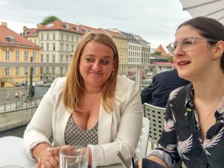 Gastgeberin Isabell Wendel mit Pressesprecherin Patricia Kurowski auf der Terrasse des Cu29. Bildnachweis: ©pegü