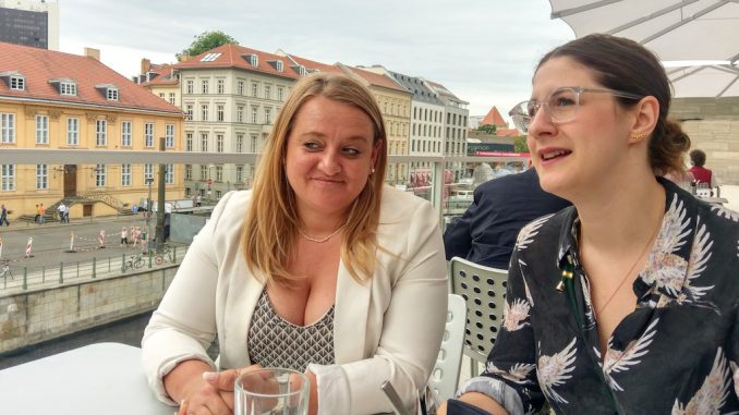 Gastgeberin Isabell Wendel mit Pressesprecherin Patricia Kurowski auf der Terrasse des Cu29. Bildnachweis: ©pegü