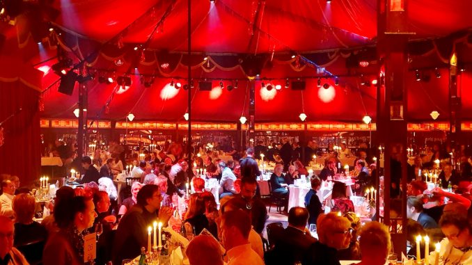 Kolja Kleeberg & Hans-Peter Wodarz PALAZZO Innen pegü Im Zelt des Kolja Kleeberg & Hans-Peter Wodarz PALAZZOS / ©pegü