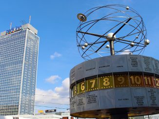 Weltuhr am Alex mit Forum-Hotel im Hintergrund / Bildnachweis: CC0 via pixabay.com