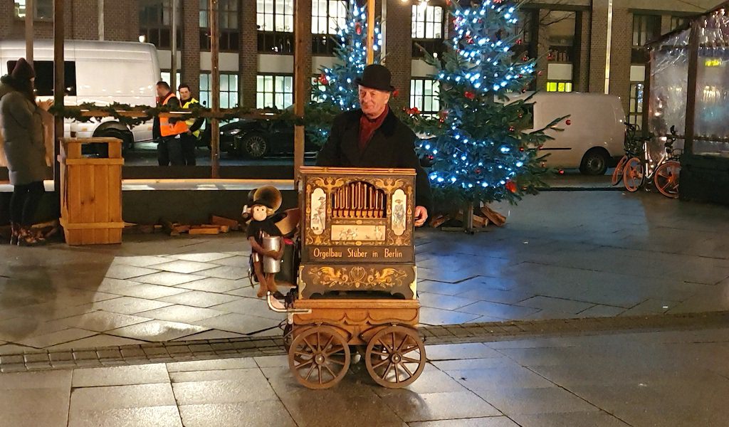 Weihnachtsmarkt am Bahnhof Berlin-Friedrichstraße