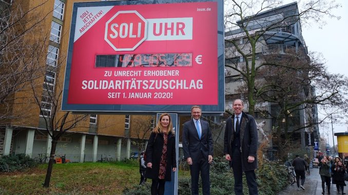 Astrid Hamker, Präsidentin des Wirtschaftsrates der CDU, FDP-Fraktionschef Christian Lindner und Hubertus Pellengahr, Geschäftsführer der Initiative Neue Soziale Marktwirtschaft, enthüllen die mahnende Soli-Uhr in Berlin-Kreuzberg. Bildnachweis: ©INSM Astrid Hamker, Präsidentin des Wirtschaftsrates der CDU, FDP-Fraktionschef Christian Lindner und Hubertus Pellengahr, Geschäftsführer der Initiative Neue Soziale Marktwirtschaft, enthüllen die mahnende Soli-Uhr in Berlin-Kreuzberg. Bildnachweis: ©INSM