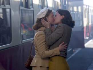 DER HONIGGARTEN: Jean-Anna-Paquin und Lydia-Holliday-Grainger küssen sich leidenschaftlich. ©Capelight Pictures / Neil-Davidson