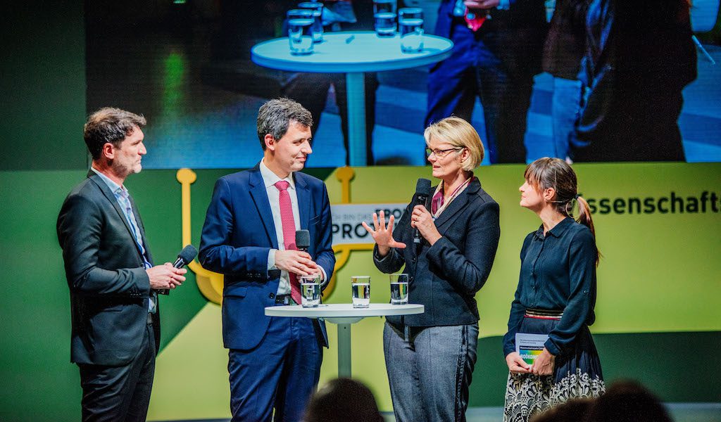 Bundesforschungsministerin Anja Karliczek begrüßt gemeinsam mit Dr. Stefan Brandt und Markus Weißkopf die Gäste der Auftaktveranstaltung des Wissenschaftsjahres 2020 – Bioökonomie im Futurium Berlin.