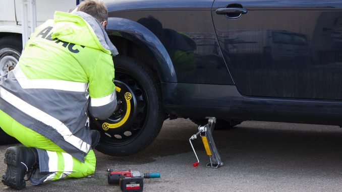 Der ADAC hilft auch bei einer Reifenpanne. / Bildnachweis: CC0 via pixabay.com