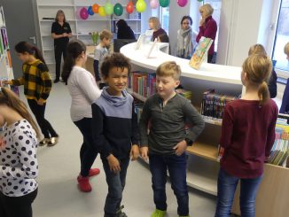 Die Schülerinnen und Schüler nehmen ihre Schulbibliothek wieder in Beschlag. Bildnachweis: Bezirksamt Spandau