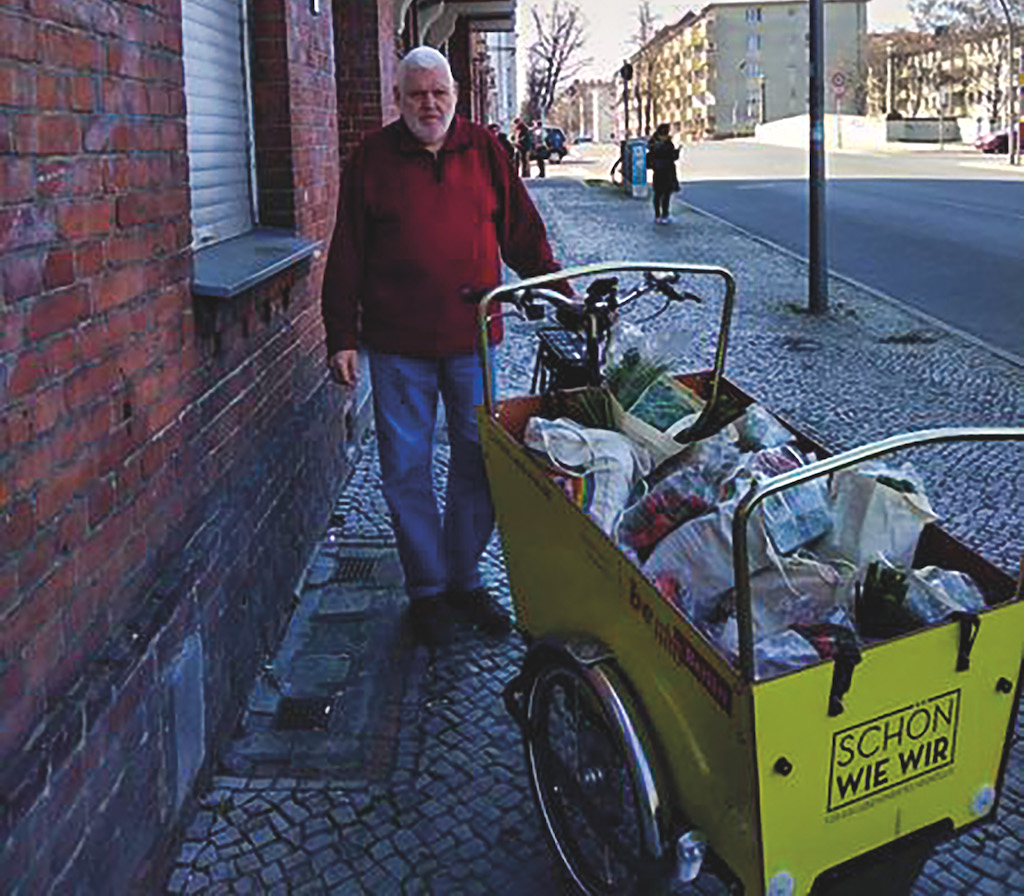 Wolfgang Retzlaff von den Superarmen mit Lastenfahrrad