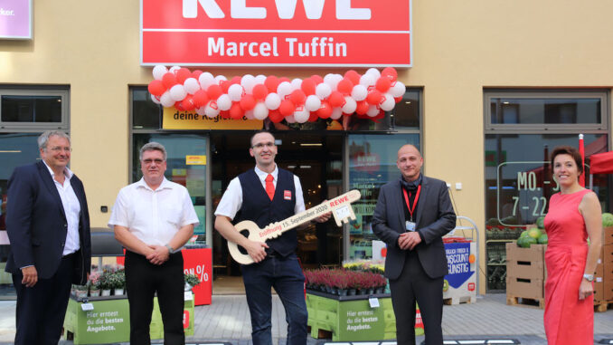 Neueröffnung des REWE in Berlin-Lichtenberg, Dolgenseestraße: Schlüsselübergabe