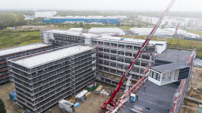ALHO_Baustelle Saubere und leise Baustelle: Die Vorfertigung und die kurze Bauzeit von wenigen Wochen vor Ort sorgen für bis zu 20% weniger Baustellenverkehr und bis zu 50% Reduktion von Lärm und Baustaub.