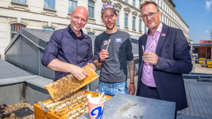 Imkermeister Thomas Zelenka, Ex-Skispringer und ORF Moderator Martin Koch und Manner CEO Mag. Andreas Kutil (v.l.n.r.) / © Moni Fellner