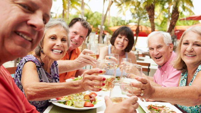 Endlich wieder genussvoll essen und das Leben genießen. Reizdarmbeschwerden lassen sich meist durch ein spezielles Milchsäurebakterium in den Griff bekommen. Bildquelle: stock.adobe.com / Monkey Business