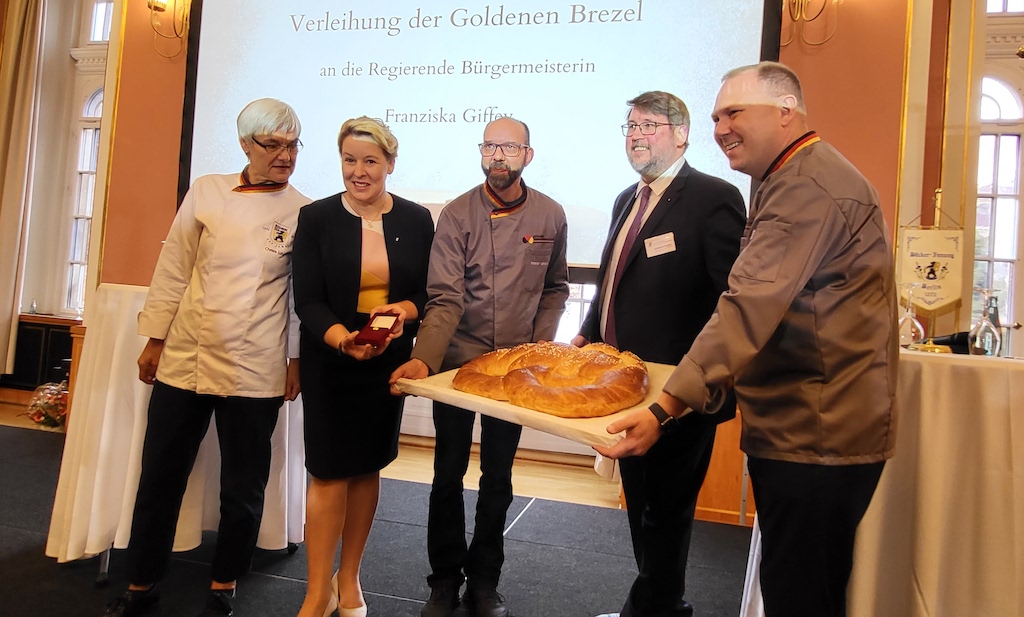 750 Jahre Bäcker-Innung Berlin Goldene Ehren-Brezel pegü